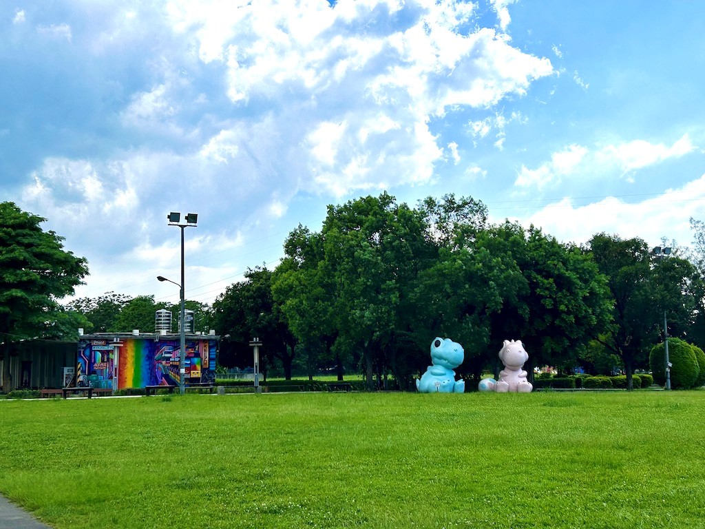 馬卡龍草原相當遼闊,不僅是野餐熱點,也能在老榕樹下乘涼。