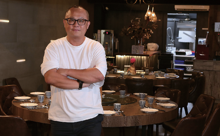 Joey懂吃懂酒又會下廚，是南村的靈魂人物之一。