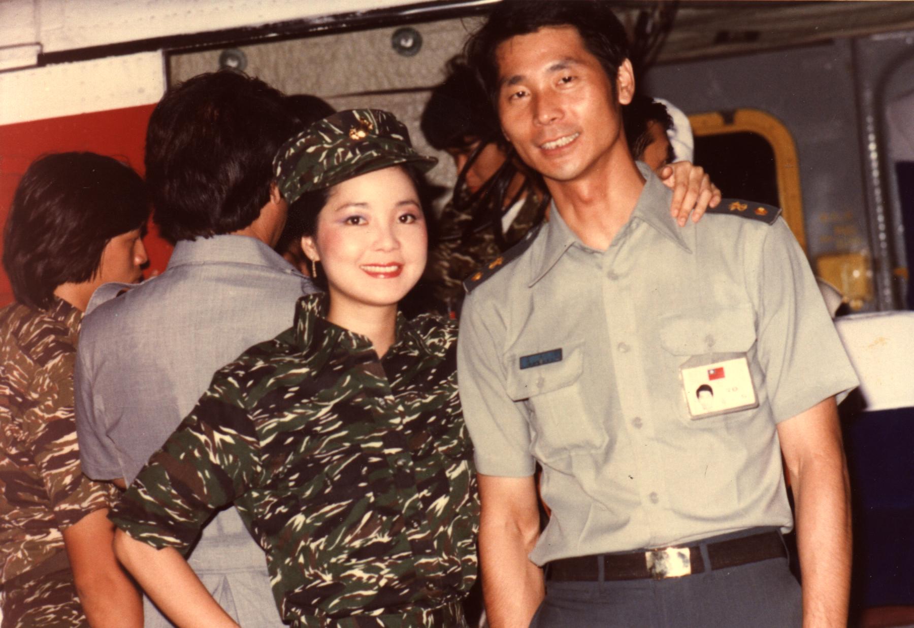 民國70年「君在前哨 ‧月光晚會」演出前，鄧長富與妹妹鄧麗君在後台合影。（鄧麗君文教基金會提供）