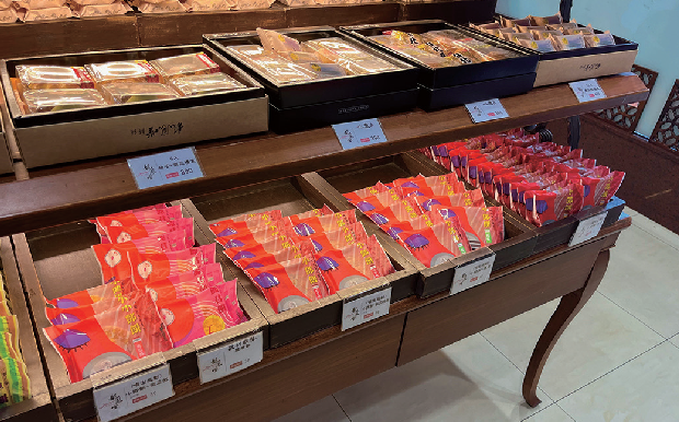 蘆洲龍鳳堂的麗君餅與小鄧餅，是店裡的長銷商品，小鄧餅甜蜜蜜，麗君餅則鹹酥可口。